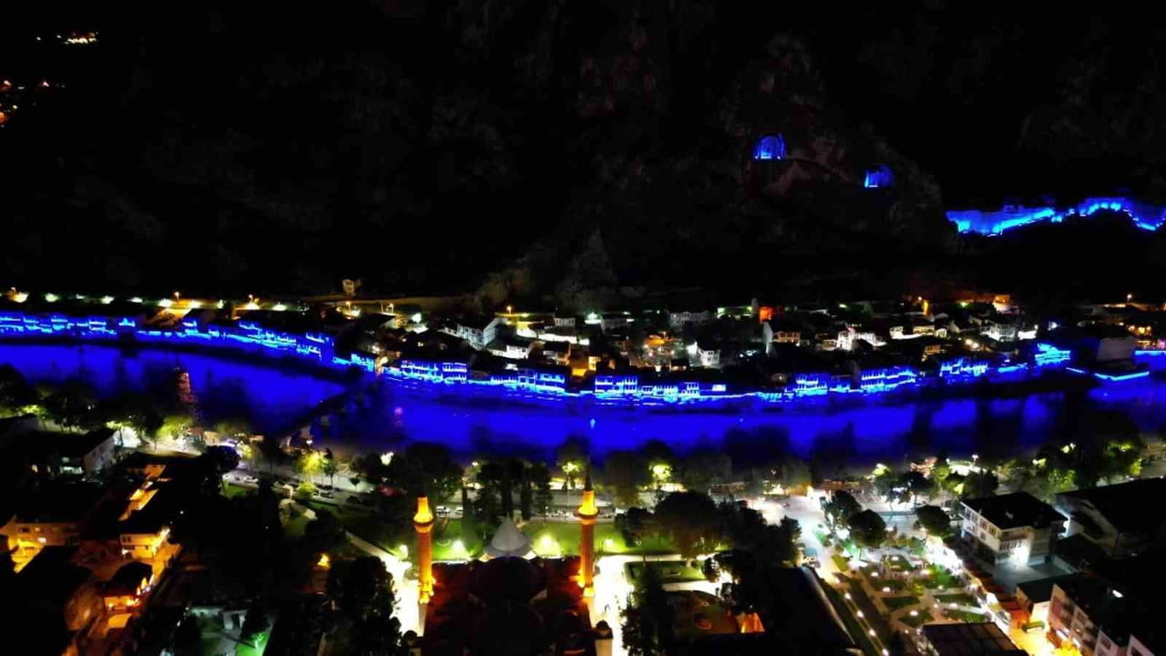 AMASYA'DAKİ DÜNYA MİRASI HARŞENA DAĞI İLE YEŞİLIRMAK'IN KIYISINDA SIRALANAN YALIBOYU EVLERİNİN...
