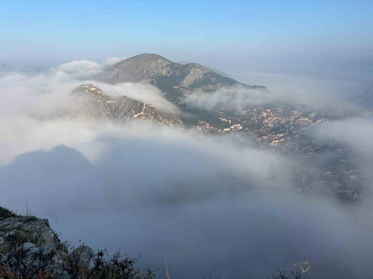 AMASYA’DA ŞEHRİN ÜZERİNİ KAPLAYAN SİS DENİZİ, ETKİLEYİCİ GÖRÜNTÜ OLUŞTURDU. SABAH SAATLERİNDE...