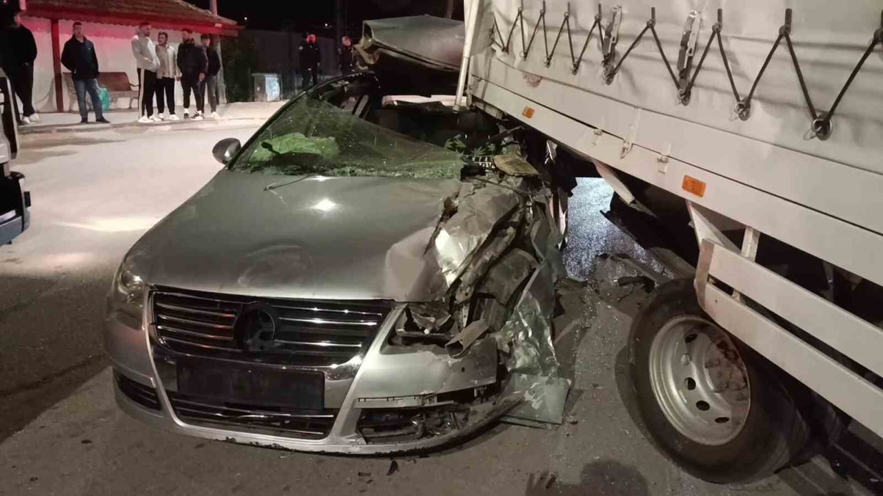 AMASYA’DA SÜRÜCÜSÜNÜN KONTROLÜNÜ KAYBETTİĞİ OTOMOBİL, KAMYONETE ARKADAN ÇARPTI. HURDAYA DÖNEN...