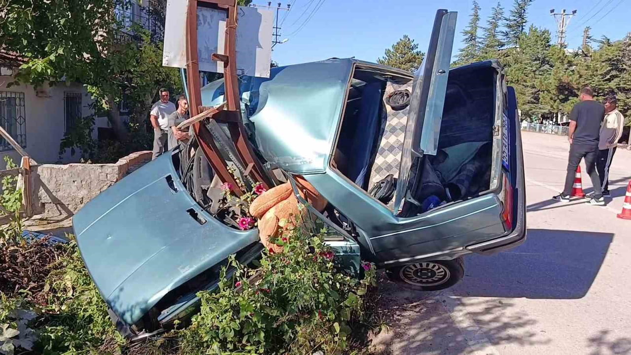 AMASYA’NIN SULUOVA İLÇESİNDE ELEKTRİK DİREĞİNE ÇARPAN OTOMOBİL İKİYE AYRILDI. FECİ KAZADA 2 KİŞİ...