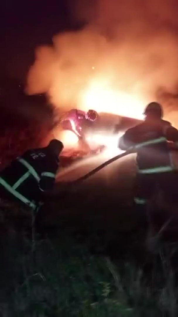 AMASYA’NIN SULUOVA İLÇESİNDE KONTROLDEN ÇIKARAK TAKLA ATAN OTOMOBİL ALEV ALEV YANDI. SÜRÜCÜNÜN...