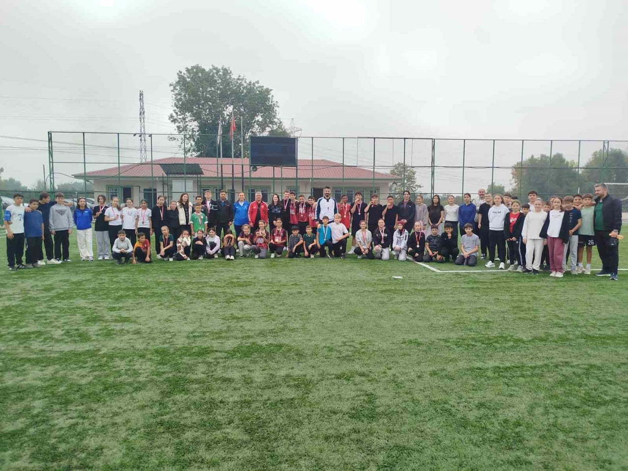 AMATÖR SPOR HAFTASI ETKİNLİKLERİ KAPSAMINDA ÇİLİMLİ’DE ATLETİZM TURNUVASI DÜZENLENDİ. SPORUN...