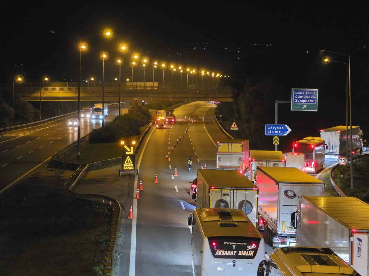 ANADOLU OTOYOLU DÜZCE KESİMİNDE KİMYASAL MADDELERİN BULUNDUĞU VARİLLERİ TAŞIYAN TIR ARACI...