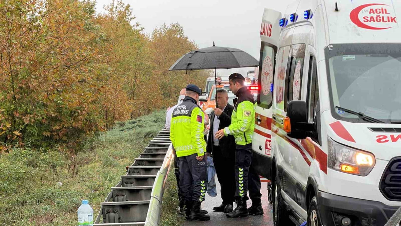 ANADOLU OTOYOLU’NUN DÜZCE GEÇİŞİNDE 3 ARACIN KARIŞTIĞI ZİNCİRLEME TRAFİK KAZASINDA 1’İ AĞIR 5 KİŞİ...