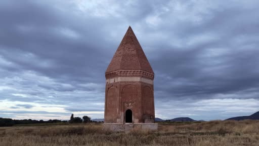 Anadolu Selçuklu Devletinin Turhasan Bey'e yaptırdığı 8 asırlık türbe