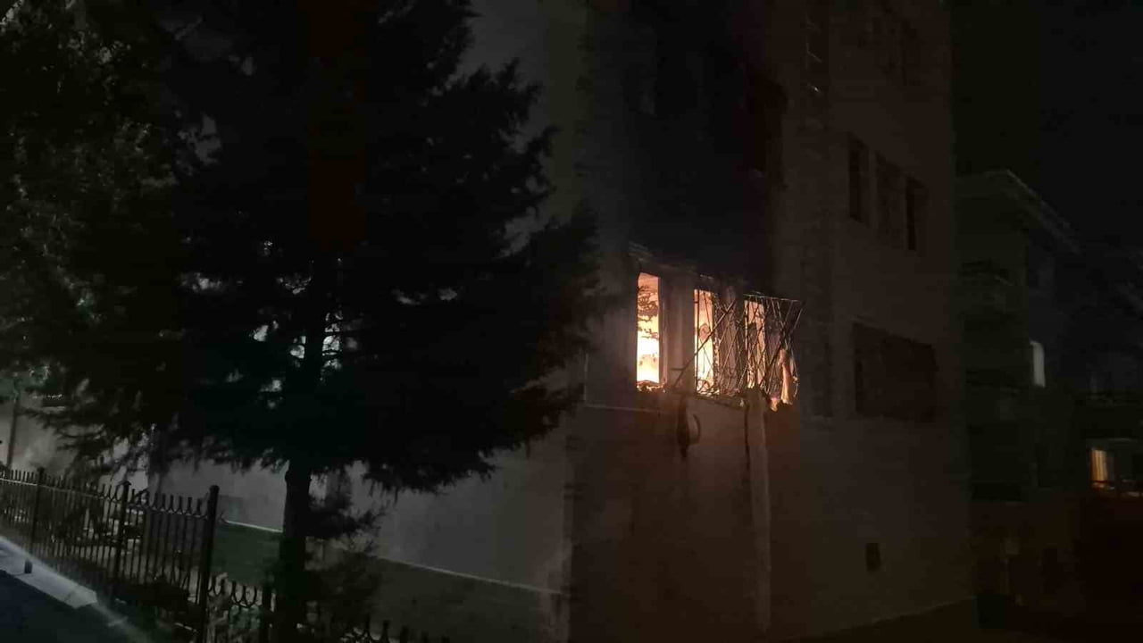 ANKARA'NIN ÇANKAYA İLÇESİNDE, BİR DAİREDE DOĞAL GAZI PATLAMASI SONUCU ÇIKAN YANGIN...