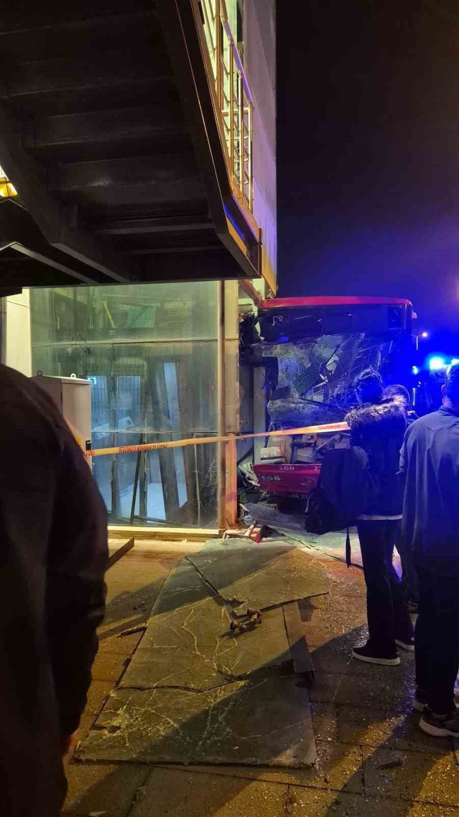 ANKARA'NIN ETİMESGUT İLÇESİNDE EGO OTOBÜSÜNÜN ÜST GEÇİT ASANSÖRÜNE ÇARPMASI SONUCUNDA MEYDANA...