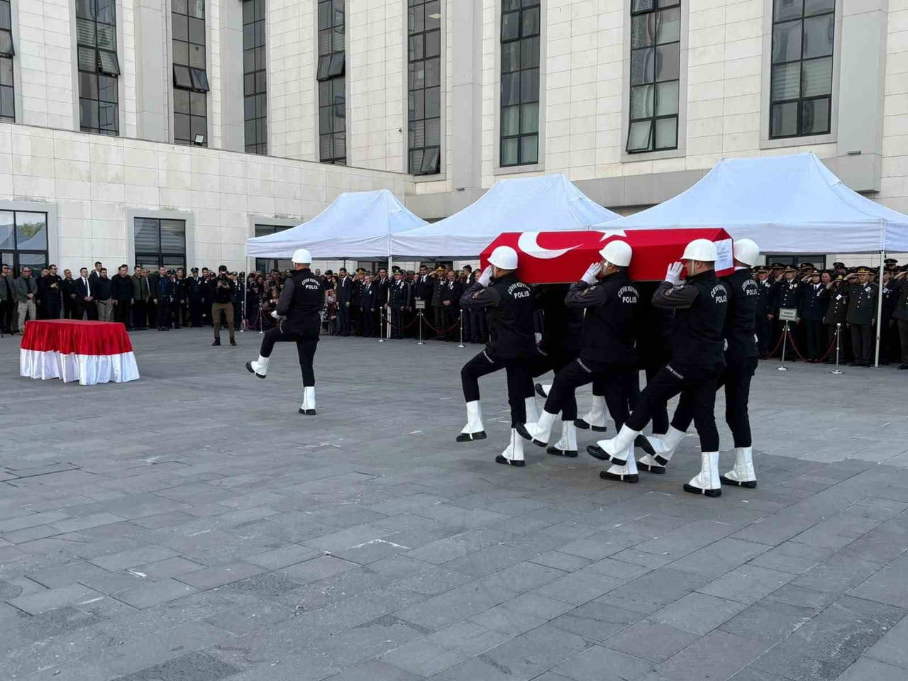 ANKARA’DA DURDURDUĞU ARAÇTAKİ ZANLININ SİLAHLI SALDIRISI NEDENİYLE ŞEHİT OLAN POLİS MEMURU AHMET...