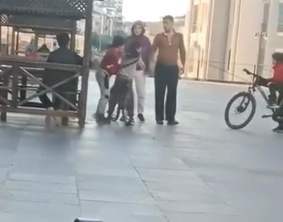 ANKARA’DA YAŞIT İKİ ÇOCUĞUN TARTIŞMASINA ÇOCUKLARDAN BİRİNİN ABLASI VE AĞABEYİ DE DAHİL OLDU....