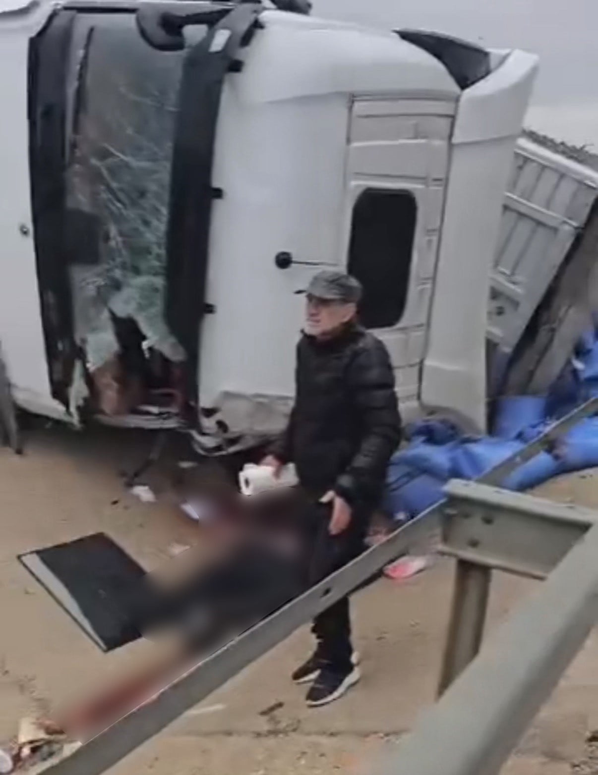 ANKARA-ESKİŞEHİR KARAYOLU SİVRİHİSAR İLÇESİ KAYMAZ MEVKİİNDE TIRIN DEVRİLMESİ SONUCU MEYDANA GELEN...