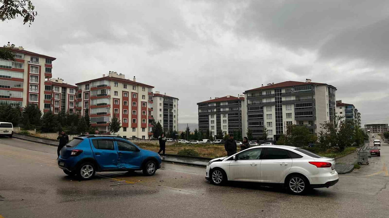 ANKARA’NIN BEYPAZARI İLÇESİNDE KONTROLSÜZ KAVŞAKTA İKİ OTOMOBİL ÇARPIŞTI.