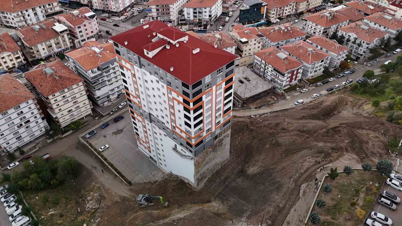 ANKARA’NIN MAMAK İLÇESİNDE YER ALAN BİR APARTMANIN TOPRAK KAYMASI NEDENİYLE İSTİNAT DUVARI...