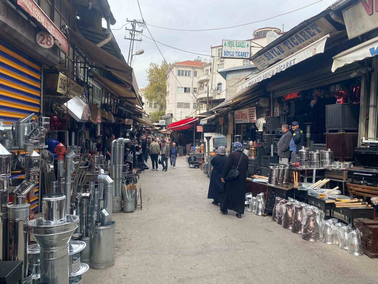 ANKARA SOBACILAR ÇARŞISI’NDA HAVALARIN SOĞUMASIYLA BİRLİKTE SOBA SATIŞLARI HIZ KAZANDI. YUVARLAK...