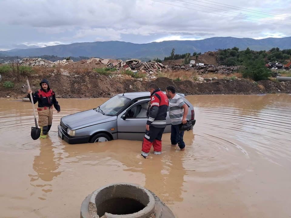 ANTAKYA KARAKSI YOLU ÜZERİNDE YOĞUN YAĞIŞ NEDENİYLE MAHSUR KALAN ÇOCUK VE VATANDAŞ EKİPLER...