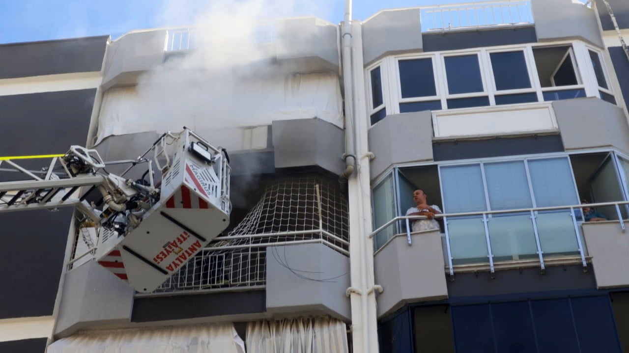 ANTALYA'DA 6 KATLI APARTMANIN 5'İNCİ KATINDAKİ DAİREDE ÇIKAN YANGINDA EVİN SALONU TAMAMEN YANARAK...