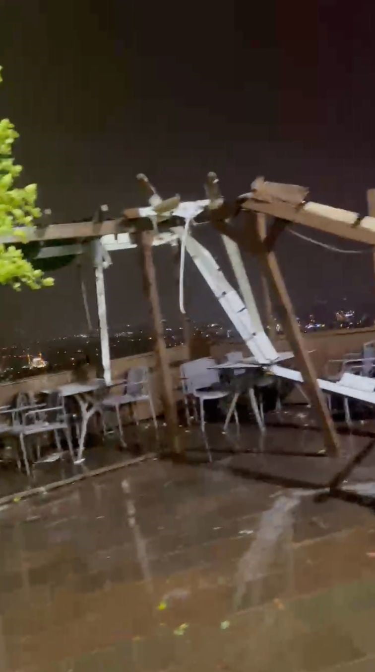 ANTALYA'DA GECE SAATLERİNDE ÇIKAN VE İÇİNDE 6 İŞÇİNİN KALDIĞI 2 KONTEYNERİ SAVURUP 4 İŞÇİNİN...