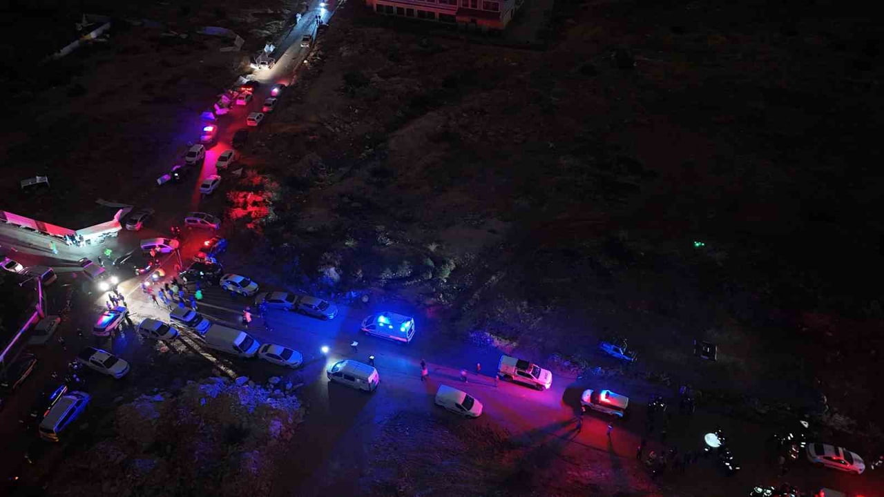 ANTALYA'DA HÜCRE HORTUMUN VURDUĞU KONTEYNERLERDE HASTANEDE ÖLDÜĞÜ BİLGİSİ VERİLEN İŞÇİLERDEN...