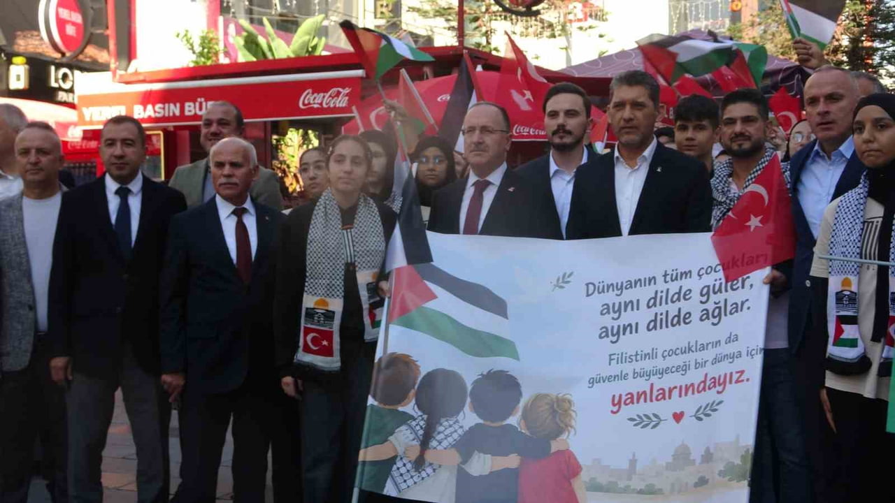ANTALYA'DA, İSRAİL'İN GAZZE'YE YÖNELİK SALDIRILARININ ÜÇÜNCÜ YIL DÖNÜMÜNDE FİLİSTİN'E DESTEK...