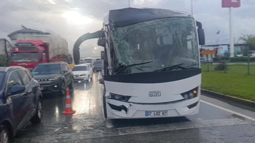 Antalya'da otel servisinin karıştığı zincirleme kazada 4 personel yaralandı