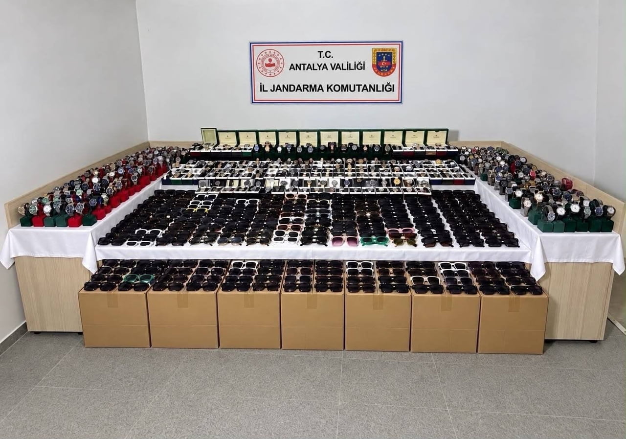 ANTALYA'DA PİYASA DEĞERİ YAKLAŞIK 5 MİLYON TL OLAN KAÇAK GÖZLÜK VE SAAT ELE GEÇİRİLDİ
