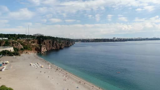 Antalya'da sağanak ardından güneş etkisini gösterince denizin keyfini çıkardılar