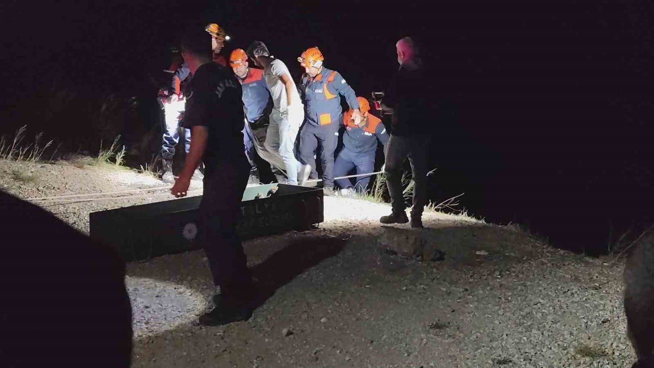 ANTALYA'NIN AKSEKİ İLÇESİNDE YAKINLARININ KAYIP İHBARINDA BULUNDUĞU ÇİFTİN OTOMOBİLİ, YOLUN...