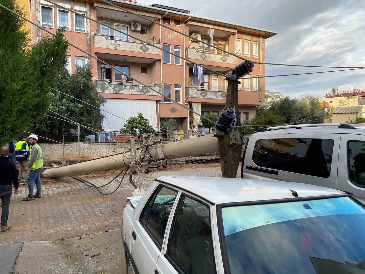 ANTALYA'NIN GAZİPAŞA İLÇESİNDE ELEKTRİK ALTYAPI ÇALIŞMALARI SIRASINDA DEVRİLEN ELEKTRİK DİREĞİ...