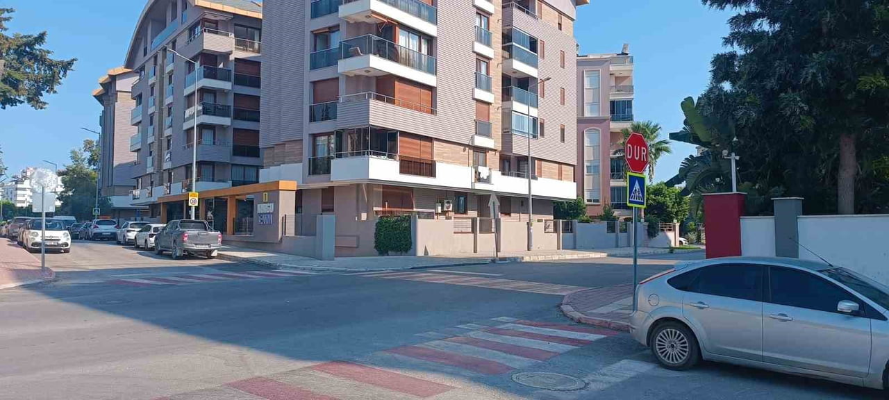 ANTALYA'NIN KONYAALTI İLÇESİ'NDE 25 AĞUSTOS'TA OKUL SERVİSİNDEN İNDİKTEN SONRA YOLUN KARŞISINA...