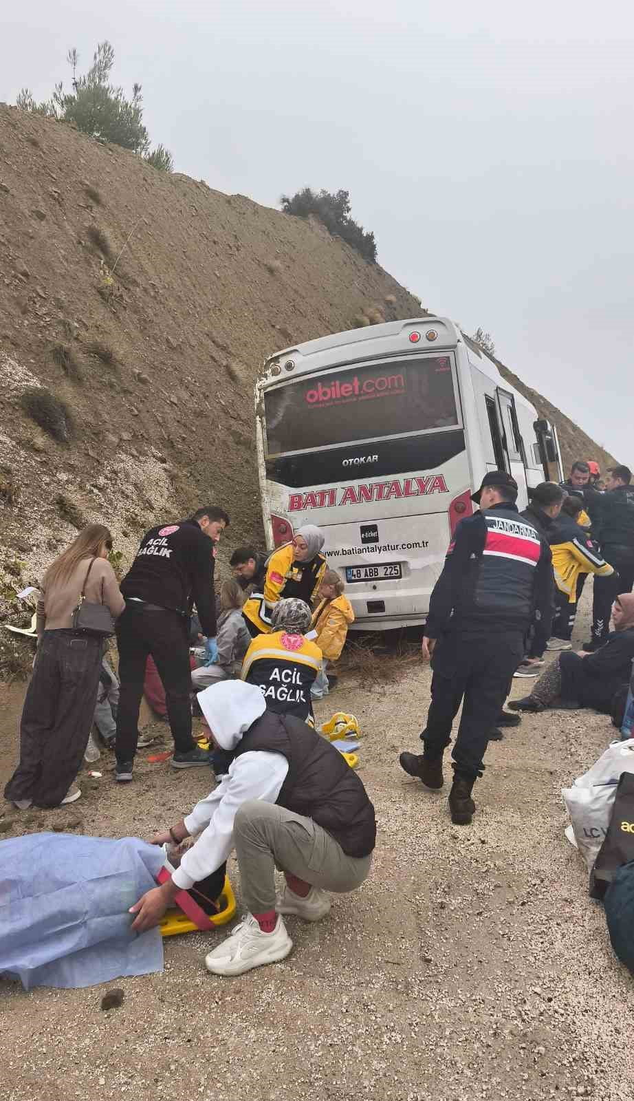 ANTALYA'NIN KORKUTELİ İLÇESİNDE YOLCU TAŞIYAN MİDİBÜSÜN KONTROLDEN ÇIKMASI SONUCU 6'SI RUS, 3'Ü...