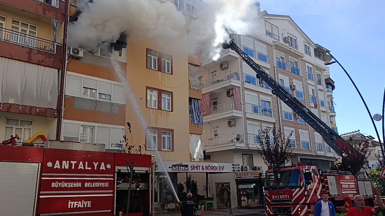ANTALYA'NIN MANAVGAT İLÇESİNDE 5 KATLI BİNADA ÇIKAN YANGIN, KORKU DOLU ANLARIN YAŞANMASINA NEDEN...