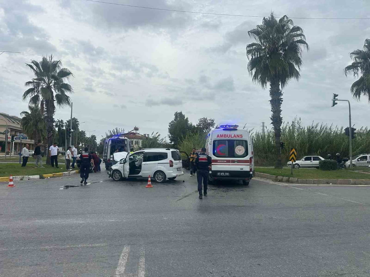 ANTALYA'NIN MANAVGAT İLÇESİNDE İKİ OTOMOBİLİN ÇARPIŞMASI SONUCU MEYDANA GELEN TRAFİK KAZASINDA 3...