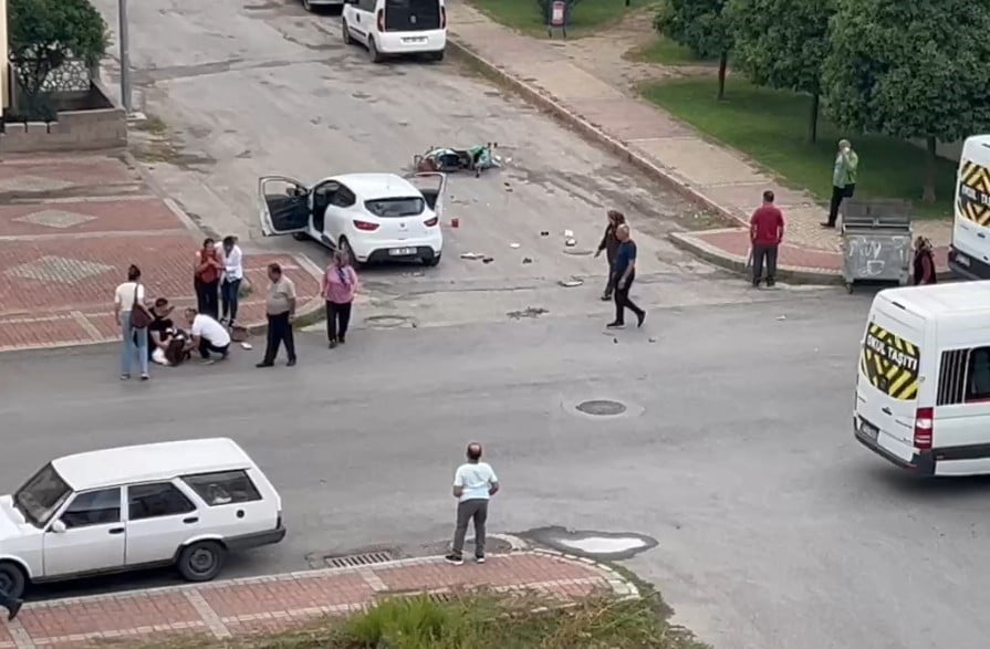 ANTALYA'NIN MANAVGAT İLÇESİNDE MOTOSİKLET İLE OTOMOBİLİN KAVŞAKTA ÇARPIŞMASI SONUCU MEYDANA GELEN...