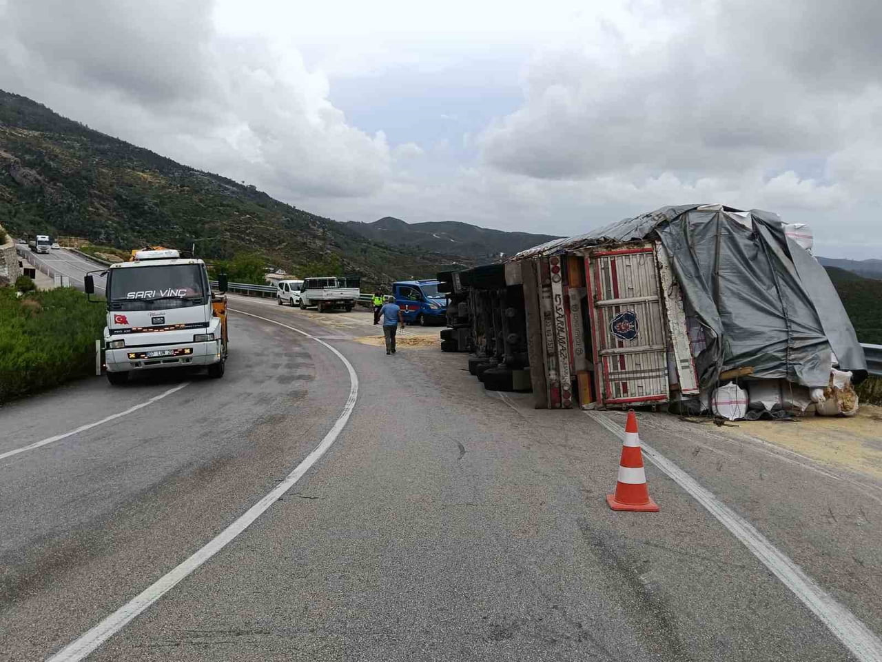 ANTALYA'NIN MANAVGAT İLÇESİNDE SAMAN BALYASI YÜKLÜ TIRIN DEVRİLMESİ SONUCU MEYDANA GELEN KAZADA...