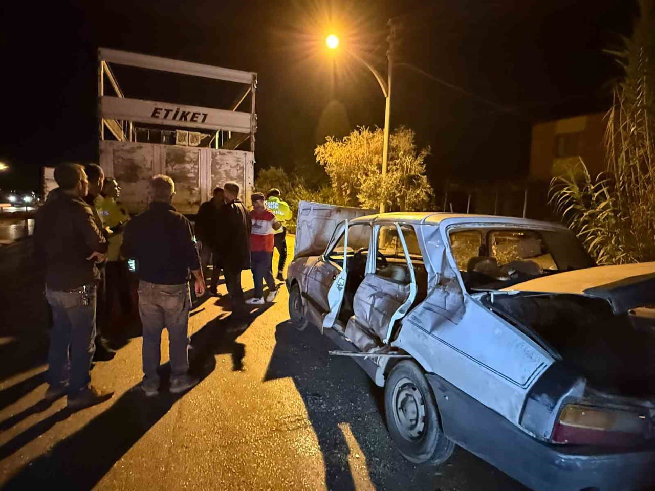ANTALYA'NIN SERİK İLÇESİNDE OTOMOBİL İLE KAMYONUN ÇARPIŞMASI SONUCU MEYDANA GELEN TRAFİK KAZASINDA...