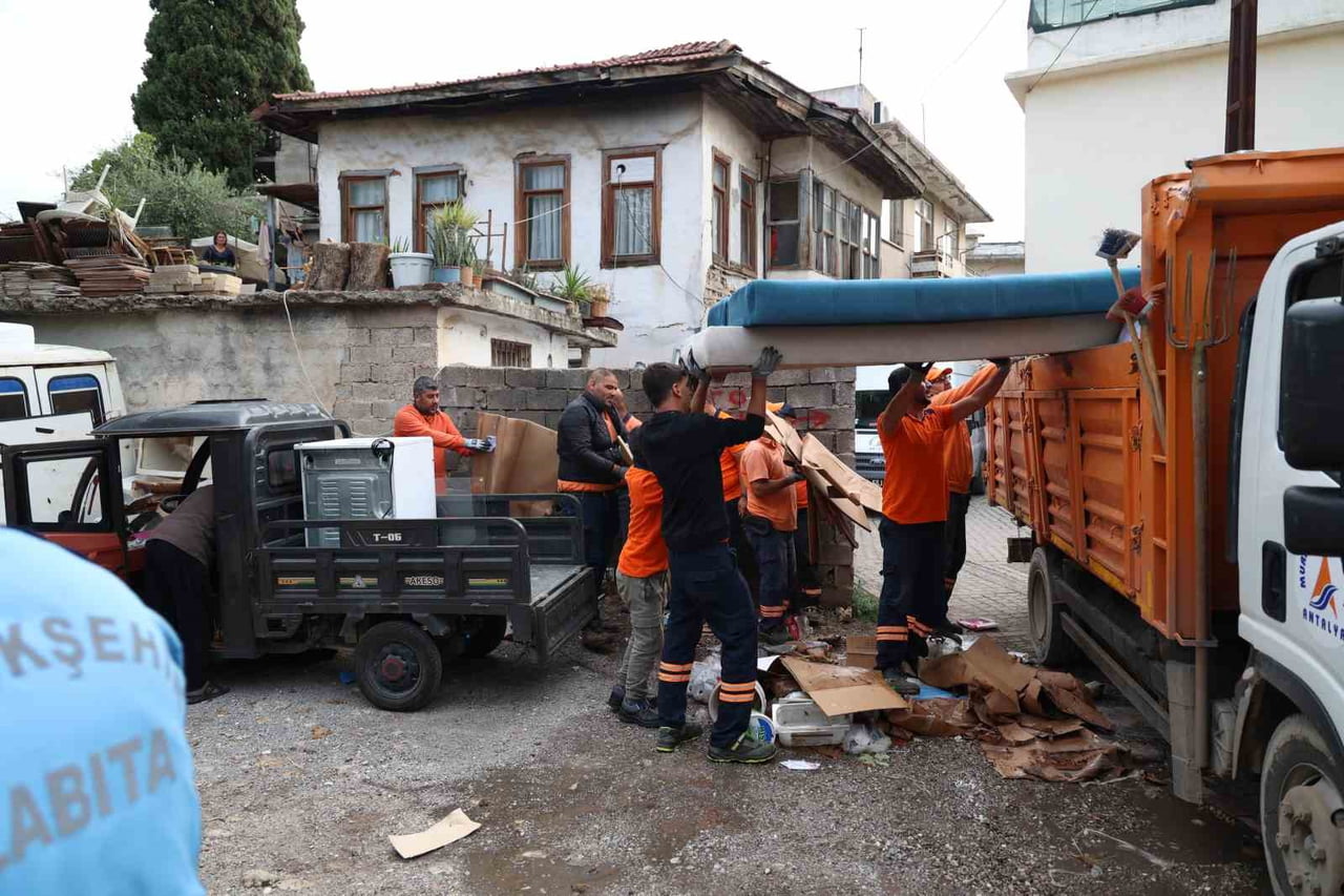 ANTALYA BÜYÜKŞEHİR BELEDİYESİ ZABITA EKİPLERİ TARİHİ BALBEY MAHALLESİNDE HURDACI VE ATIK...