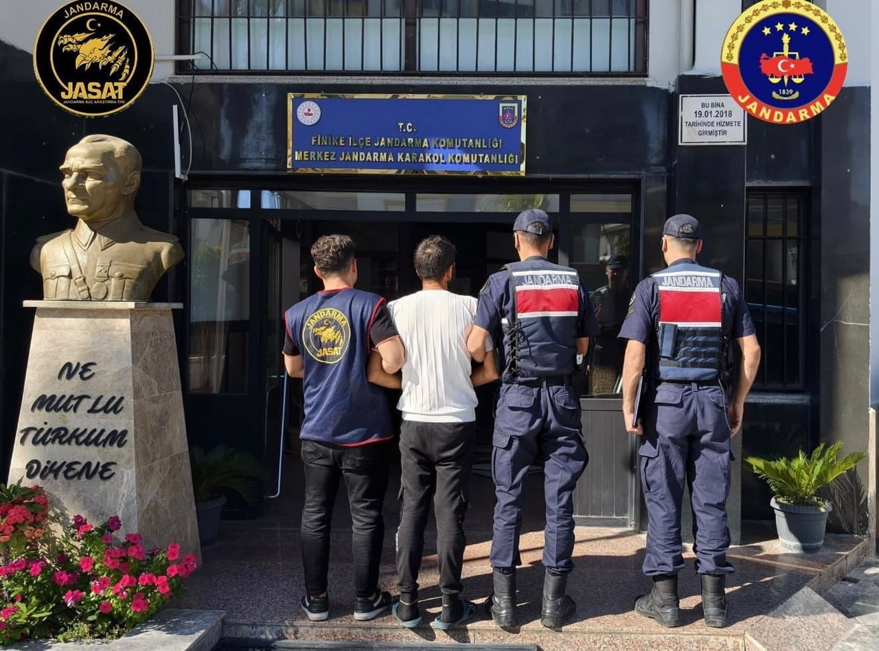 ANTALYA’DA HAPİS CEZASIYLA ARANAN 3 HÜKÜMLÜ YAKALANDI