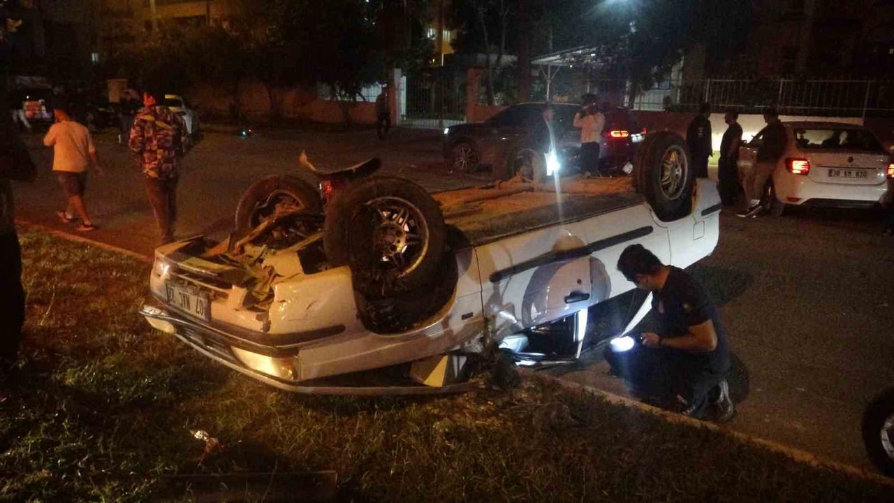 ANTALYA’DA SÜRÜCÜSÜNÜN DİREKSİYON HAKİMİYETİNİ KAYBETTİĞİ OTOMOBİL ORTA REFÜJE ÇARPARAK TAKLA...