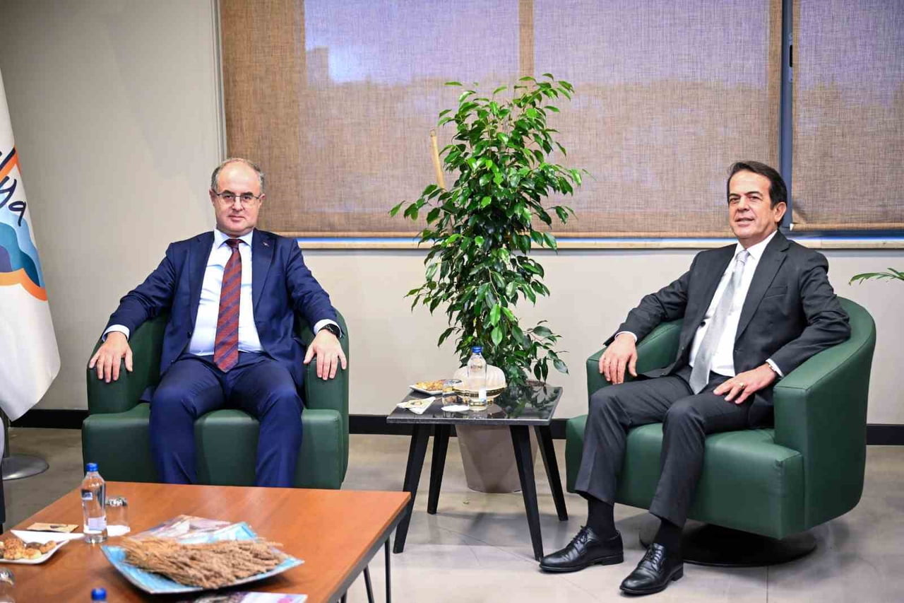 ANTALYA DEFTERDARI İLHAN KARAYILAN (SOLDA), ATB YÖNETİM KURULU BAŞKANI ALİ ÇANDIR’A (SAĞDA)...