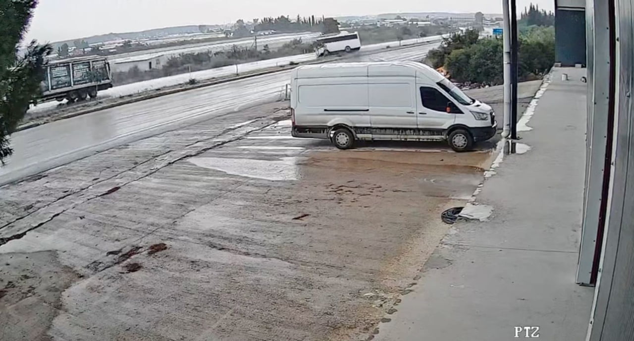 ANTALYA-ISPARTA KARAYOLUNDA YOLCU MİDİBÜS DEVRİLMESİ SONUCU MEYDANA GELEN  VE  17 KİŞİ...