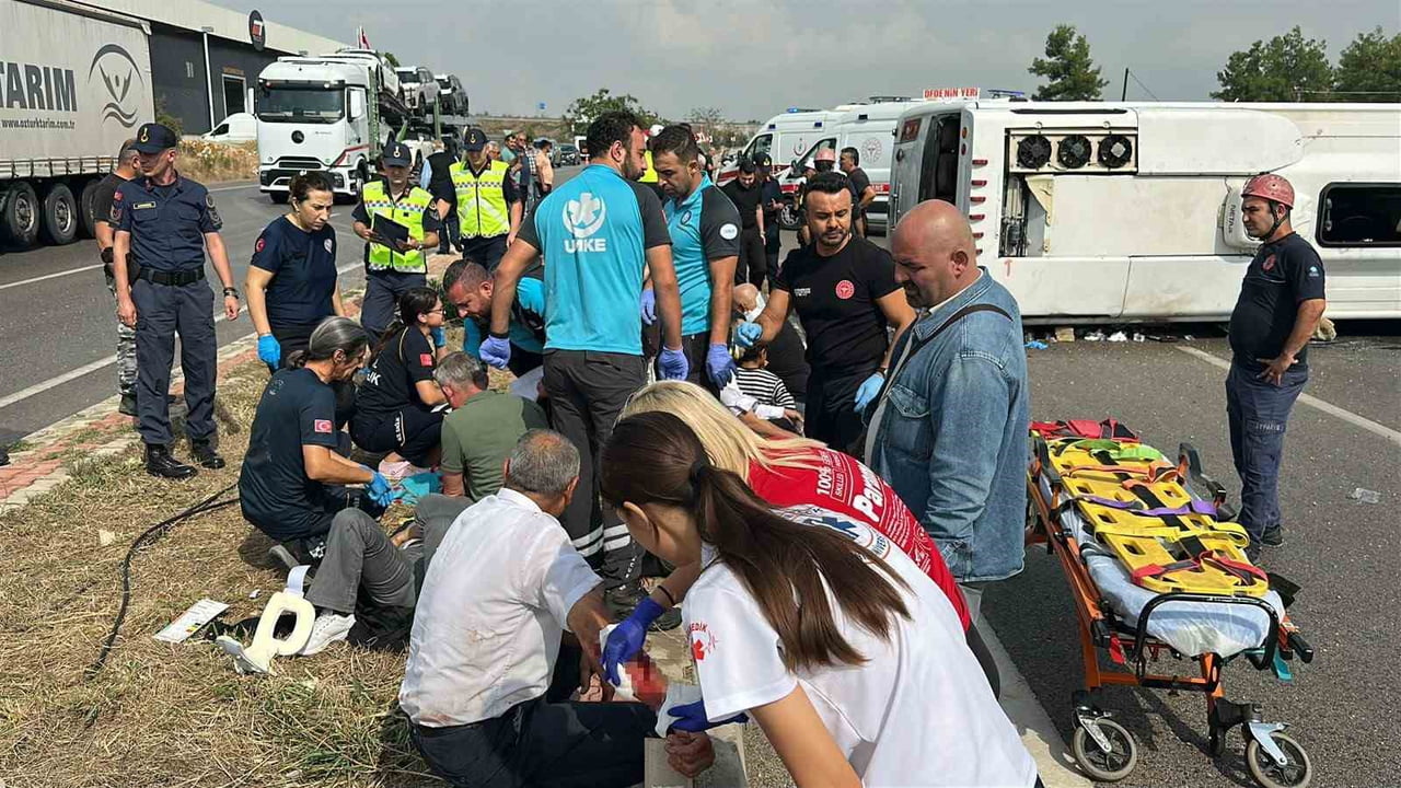 ANTALYA-ISPARTA YOLUNDA MİDİBÜS DEVRİLMESİ SONUCU MEYDANA GELEN KAZADA YARALILARIN OLDUĞU...