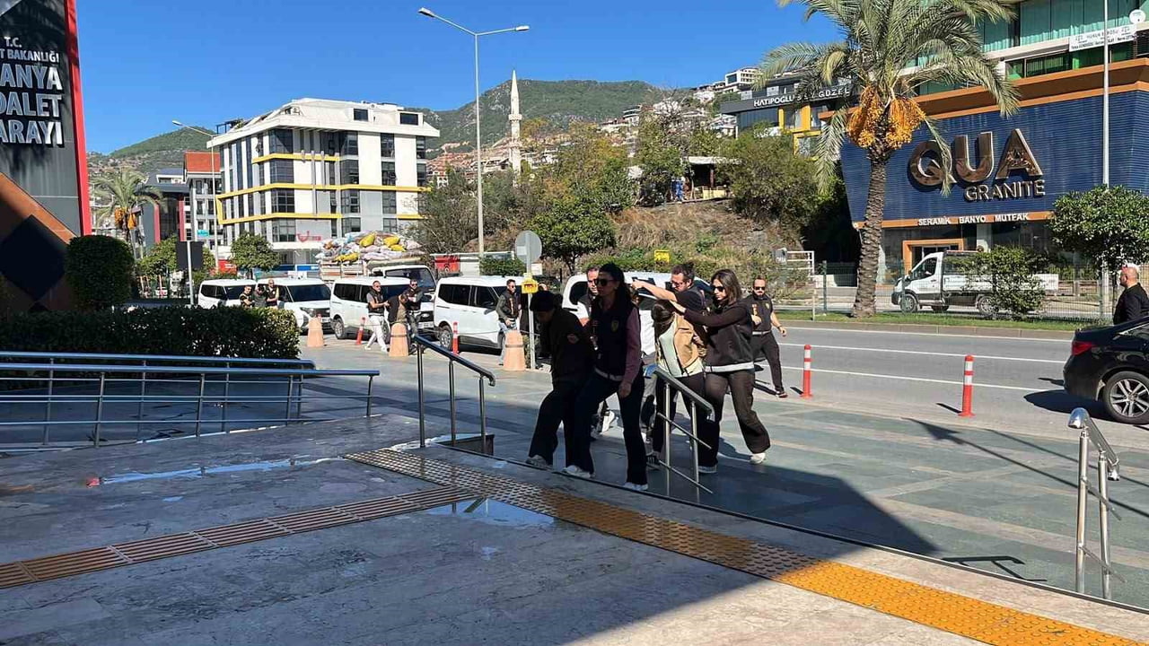 ANTALYA’NIN ALANYA İLÇESİNDE BİR KİŞİNİN DAĞLIK ALANA KAÇIRILARAK AİLESİNE ŞANTAJ YOLUYLA 15...