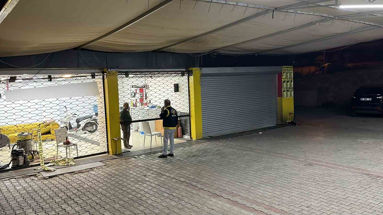 ANTALYA’NIN ALANYA İLÇESİNDE BİR OTO YIKAMA DÜKKANINDA ÇIKAN SİLAHLI OLAYDA 1 KİŞİ HAYATINI...