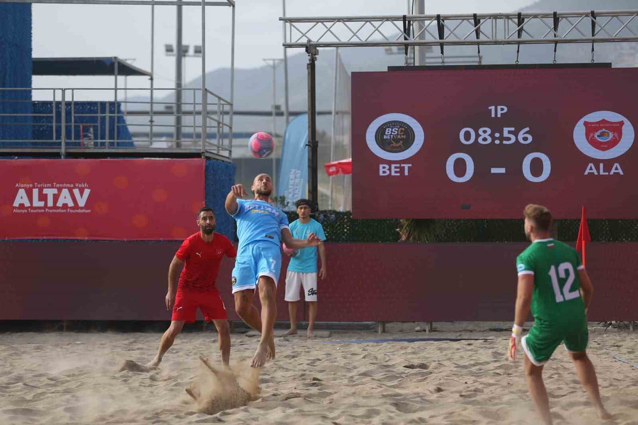 ANTALYA’NIN ALANYA İLÇESİNDE DÜZENLENEN PLAJ FUTBOLU DÜNYA KULÜPLER ŞAMPİYONASI BAŞLADI. KADINLAR...