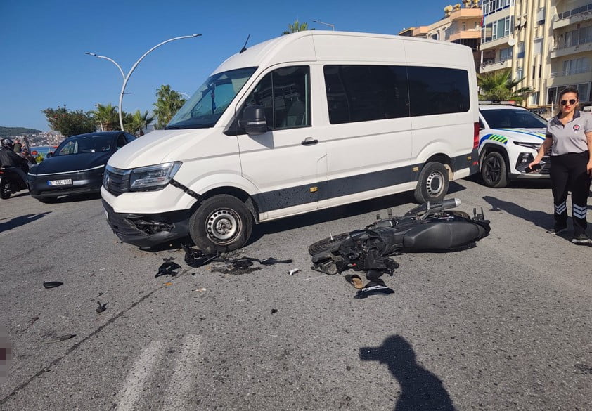ANTALYA’NIN ALANYA İLÇESİNDE MOTOSİKLET İLE MİNİBÜSÜN ÇARPIŞTIĞI KAZADA 20 YAŞINDAKİ ÜNİVERSİTE...