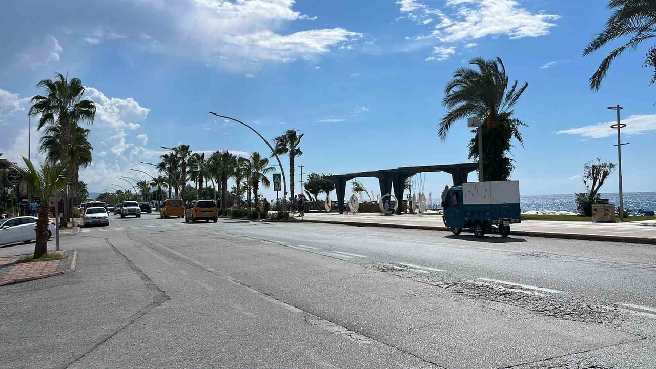 ANTALYA’NIN ALANYA İLÇESİNDE OTOMOBİL İLE MOTOSİKLETİN ÇARPIŞMASI SONUCU MEYDANA GELEN KAZADA...
