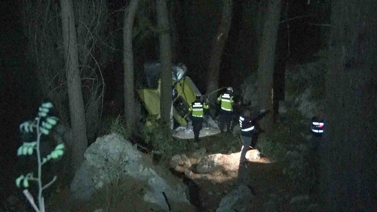 ANTALYA’NIN KONYAALTI İLÇESİNDE HAFİF TİCARİ ARACIN YAKLAŞIK 50 METRELİK UÇURUMA YUVARLANDIĞI...