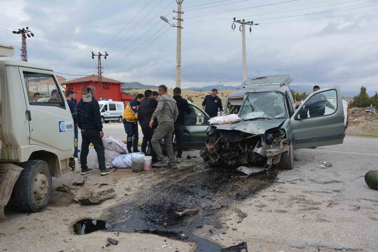 ANTALYA’NIN KORKUTELİ İLÇESİNDE İKİ KAMYONETİN ÇARPIŞMASI SONUCU 1 KİŞİ HAYATINI KAYBETTİ, 2 KİŞİ...