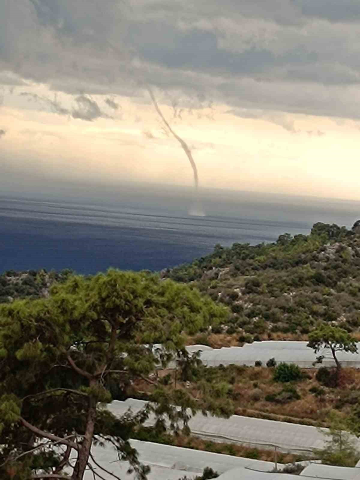 ANTALYA’NIN KUMLUCA İLÇESİNDE AKŞAM SAATLERİNDE BAŞLAYAN SAĞANAK HAYATI OLUMSUZ ETKİLERKEN...