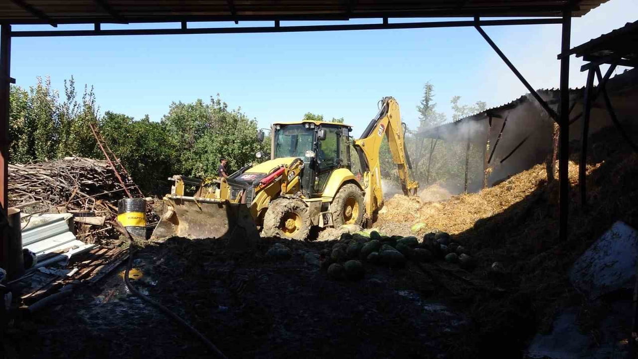 ANTALYA’NIN MANAVGAT İLÇESİ AHIR VE SAMANLIKTA ÇIKAN YANGINDA 1400 SAMAN BALYASI YANARKEN, 1...