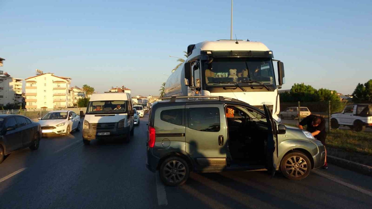 ANTALYA’NIN MANAVGAT İLÇESİNDE LPG TANKERİNİN HAFİF TİCARİ ARAÇLA ÇARPMASI SONUCU MEYDANA GELEN...